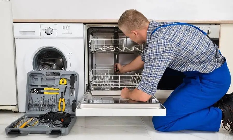 Kemalpaşa Maytag servisi teknisyen ekibi beyaz eşya tamiri yaparken
